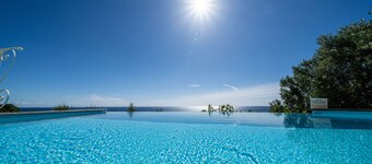 Puglia salento Salento construcción con vista al mar rodeada de olivos centenarios 