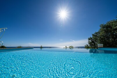 Puglia salento Salento construcción con vista al mar rodeada de olivos centenarios