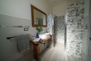 Shower, hair dryer, bidet, towels - Villa with pool and garden for exclusive use (Corsano)