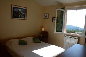 2 slaapkamers, een strijkplank/strijkijzer, reisbedje, wifi