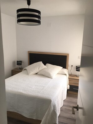 2 chambres, fer et planche à repasser, Wi-Fi, draps fournis