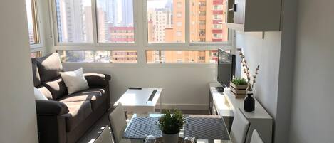 Una televisión, libros