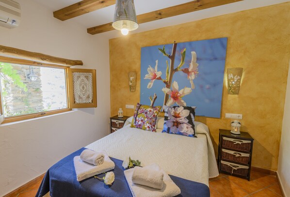 2 bedrooms, iron/ironing board, travel cot, free WiFi