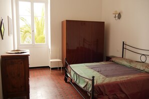 3 bedrooms, desk, iron/ironing board, WiFi - Magnificent seafront apartment in historic building, Oneglia, riviera dei fior (Oneglia Imperia (IM))