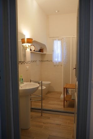 Doccia, asciugacapelli, accappatoio, bidet