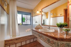Combined shower/tub, hair dryer, bidet, towels - House with fireplace, large private gardens and swimming pool, Ronda, Spain.  (Ronda)