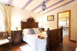 3 quartos, ferros/tábuas de passar roupa, berço de viagem