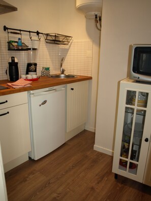 Fridge, microwave, stovetop, coffee/tea maker