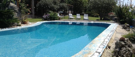 Una piscina al aire libre