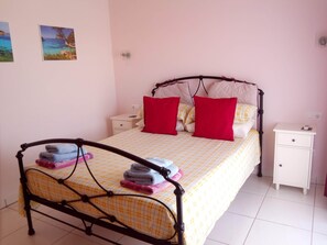 3 slaapkamers, een strijkplank/strijkijzer, reisbedje, wifi