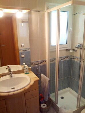 Een douche, een haardroger, handdoeken