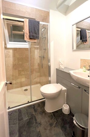 Dusche, Haartrockner, Handtücher