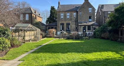 Sunny loft apt in London, a perfect base for tourists. Homely with amenities.