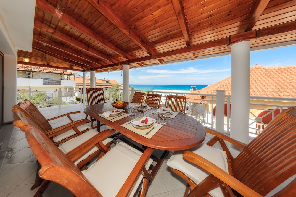 4 bedroom villaBeautiful up to 4 people with A/C on the sea front