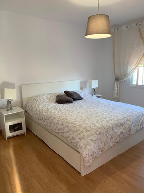 4 chambres, fer et planche à repasser, Wi-Fi, draps fournis