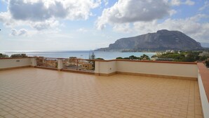 A rooftop terrace with a view of the sea and a mountain. - Villa Nice Mondello  (Palermo)