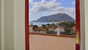 A balcony with a view of a mountain and sea. - Villa Nice Mondello  (Palermo)