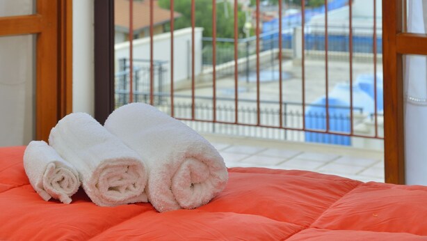 A balcony with a view of a mountainous landscape and a body of water. - Villa Nice Mondello  (Palermo)