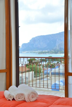 5 bedrooms, free WiFi, bed sheets, wheelchair access
