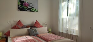 2 Schlafzimmer, Reisekinderbett, kostenloses WLAN, Bettwäsche