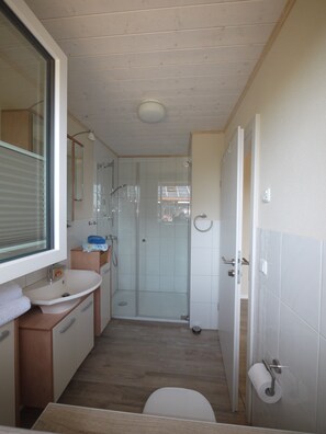 Een douche, een haardroger, handdoeken, zeep