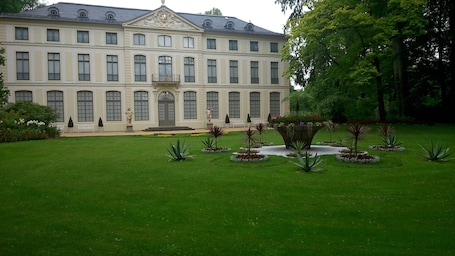 Exterior. APARTMENTS ANNA in the Park and Castle Greiz
