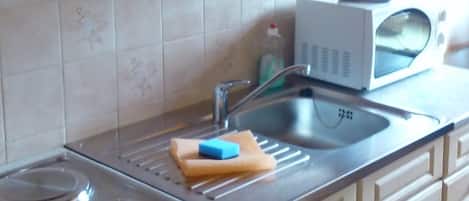 Kühlschrank, Mikrowelle, Herdplatte, Wasserkocher mit Kaffee-/Teezubehör