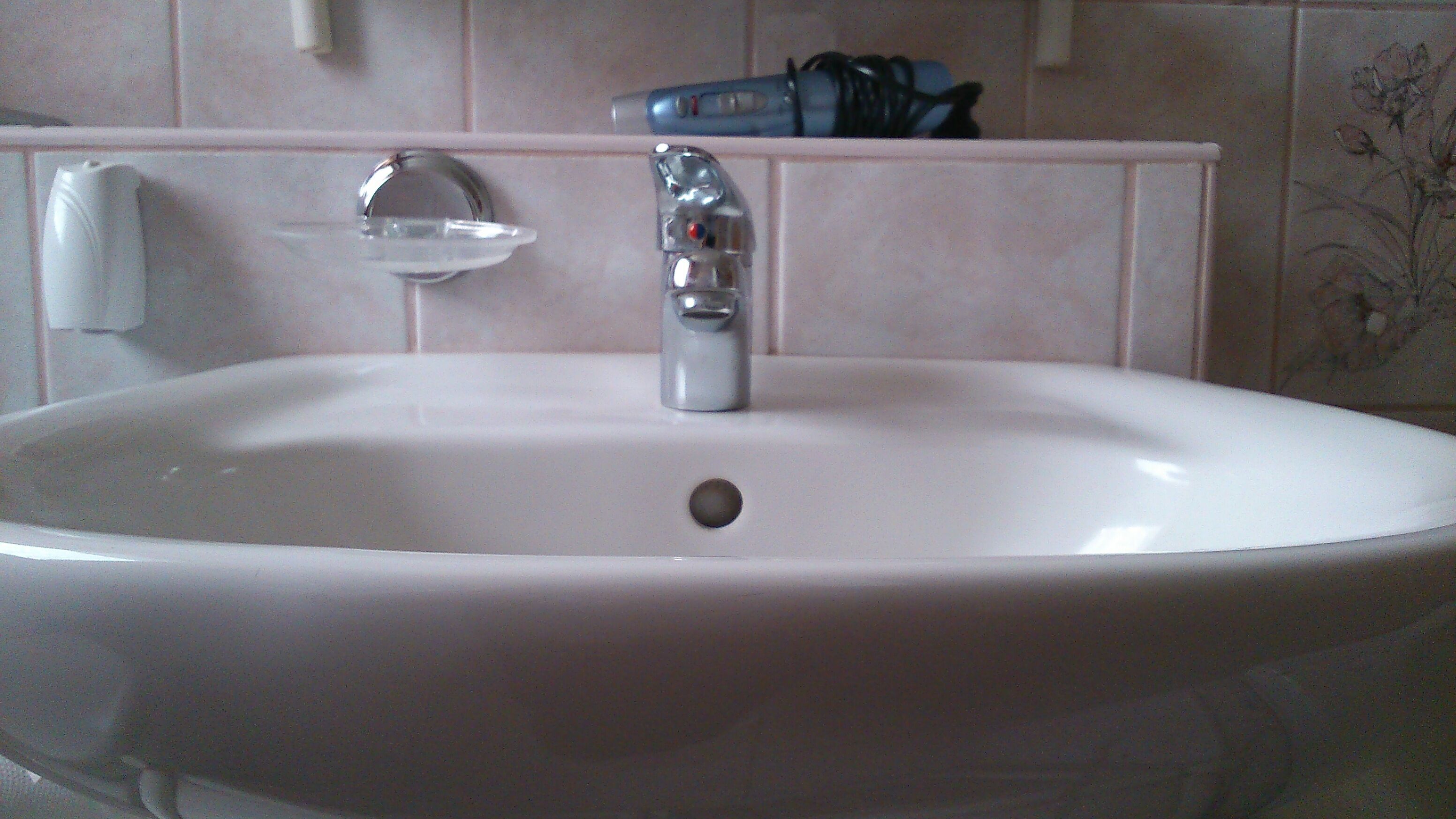 Banyera, assecador de cabells, tovalloles i sabó 