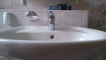 Banyera, assecador de cabells, tovalloles i sabó