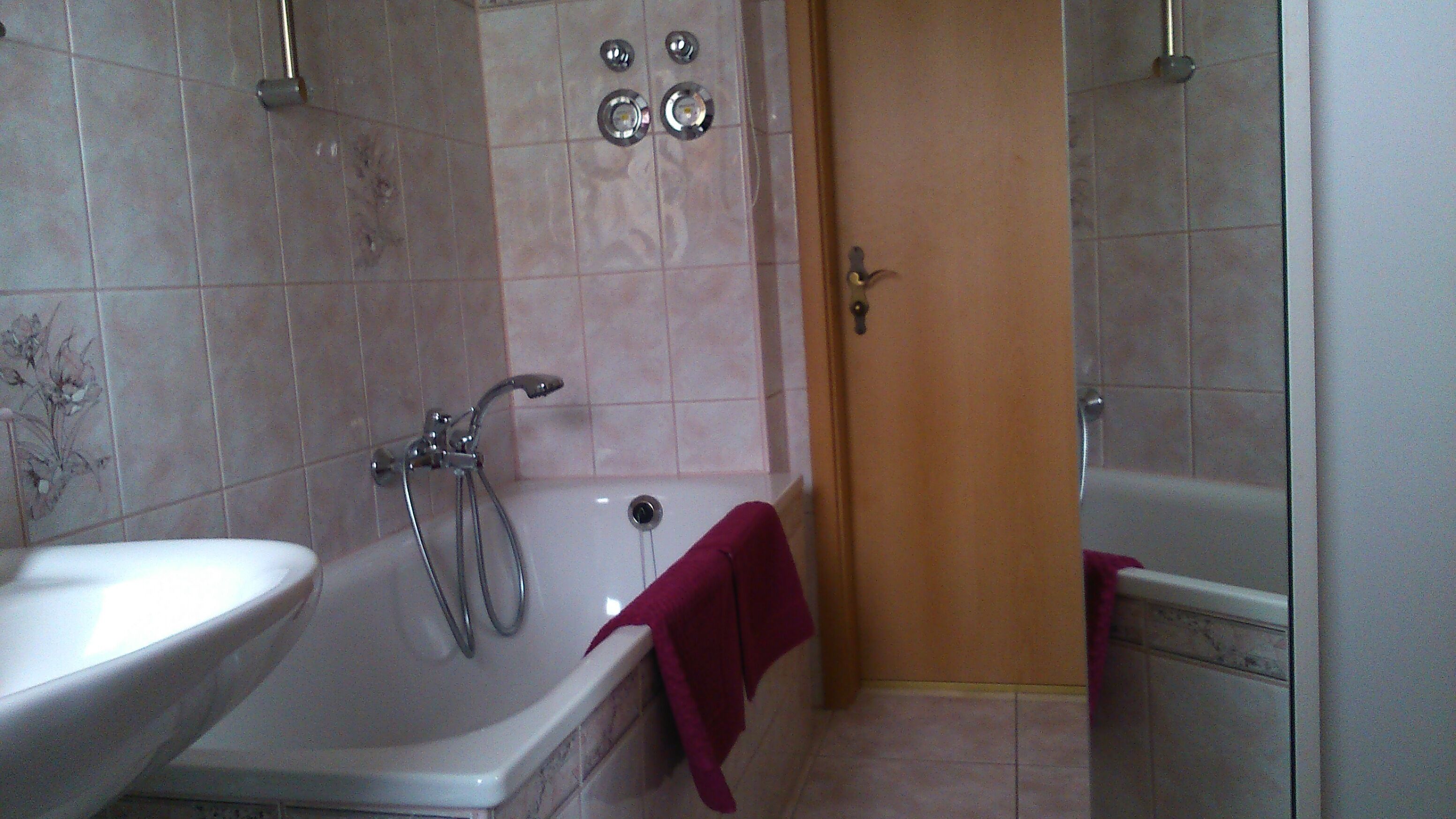 Une salle de bain avec une baignoire, un lavabo et une douche.