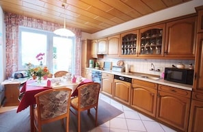 Réfrigérateur, micro-ondes, plaque de cuisson, lave-vaisselle