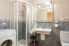 Douche, sĂšche-cheveux, serviettes fournies