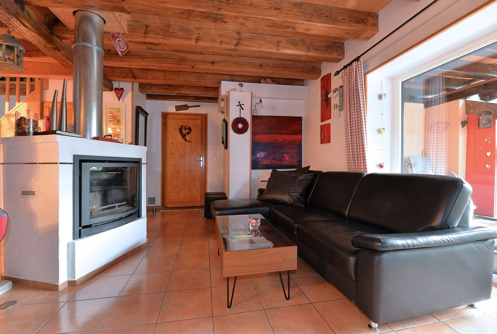 平板电视、壁炉、DVD 播放器、乒乓球