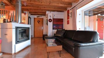 平板电视、壁炉、DVD 播放器、乒乓球