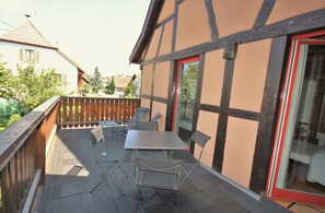 Outdoor dining - Charming Cottage La Maisonnette Coquette (Oltingue)