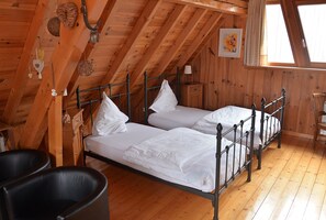 3 bedrooms, iron/ironing board, travel cot, free WiFi - Charming Cottage La Maisonnette Coquette (Oltingue)