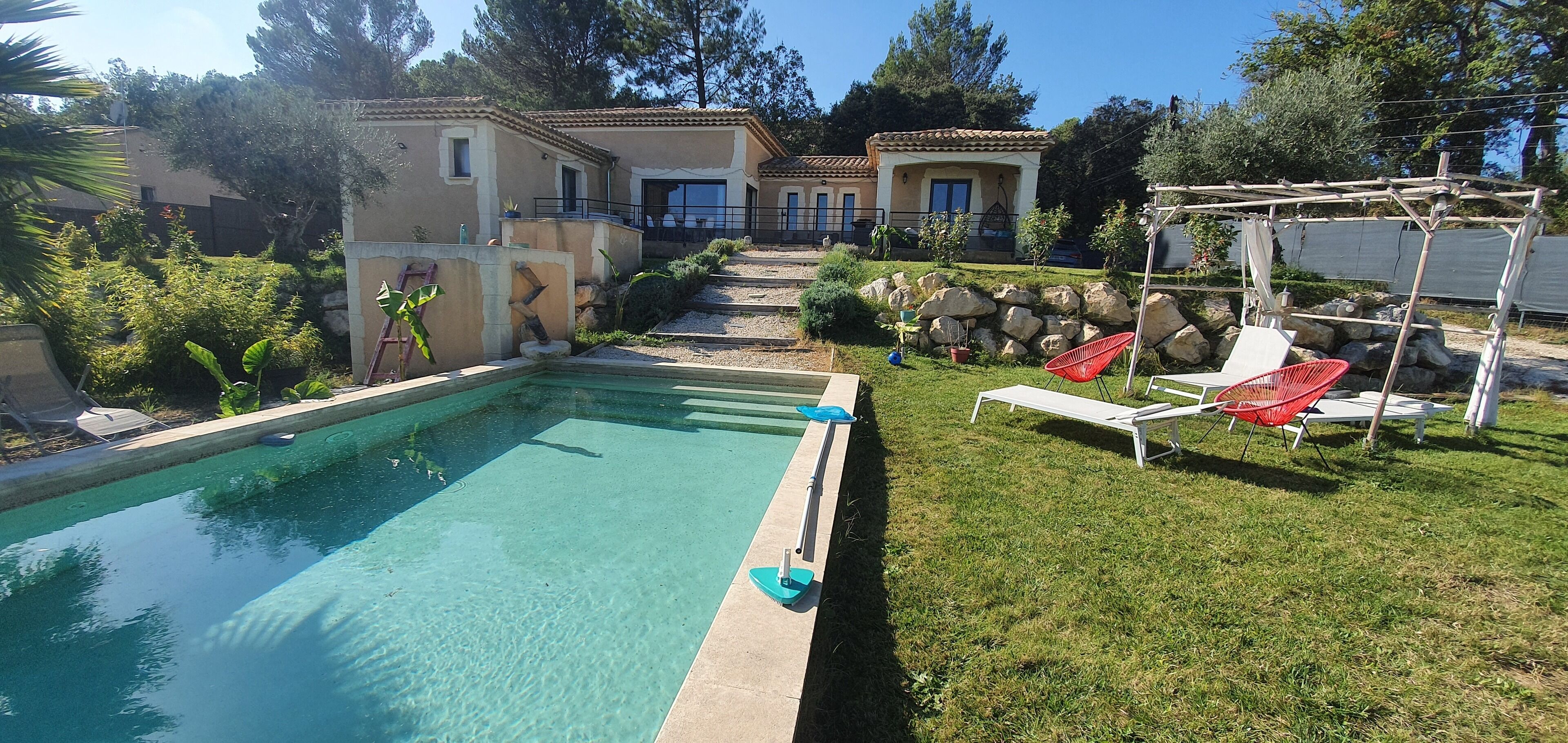 Superb villa with swimming pool between Gard and Ardeche 30 minutes Avignon.