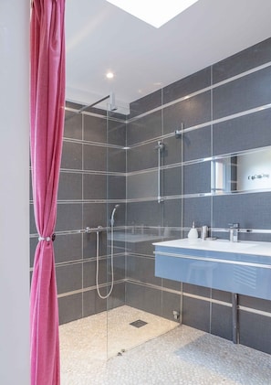 Tina, secadora de cabello, papel de baño