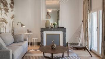 Télévision, cheminée, chaßne hi-fi