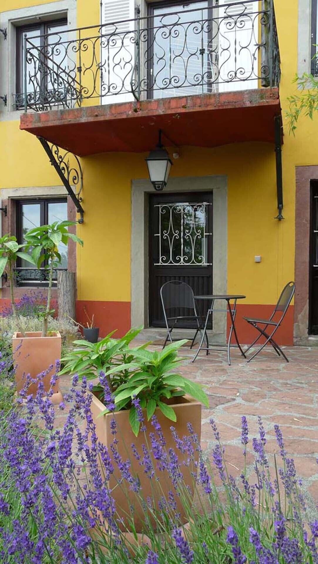 L'accès à notre habitation se fait également par la terrasse commune
