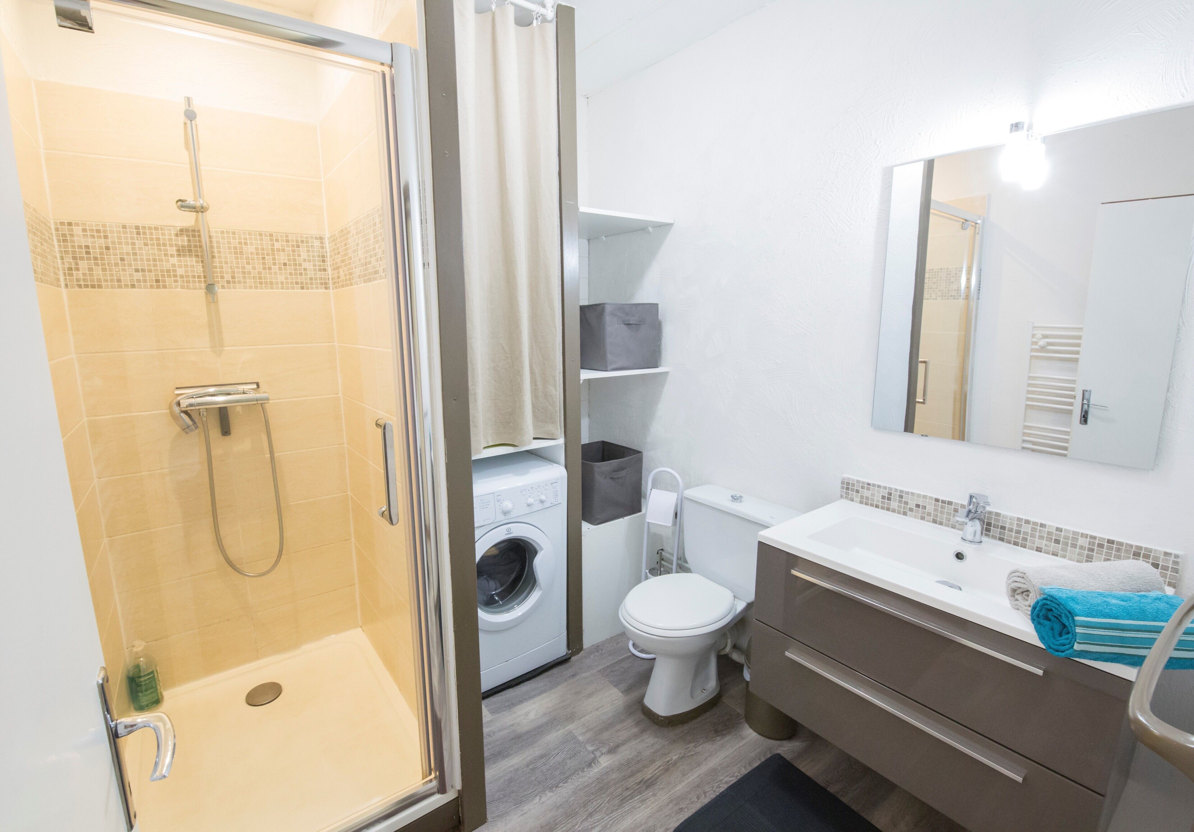 Articles de toilette gratuits, sèche-cheveux, serviettes fournies