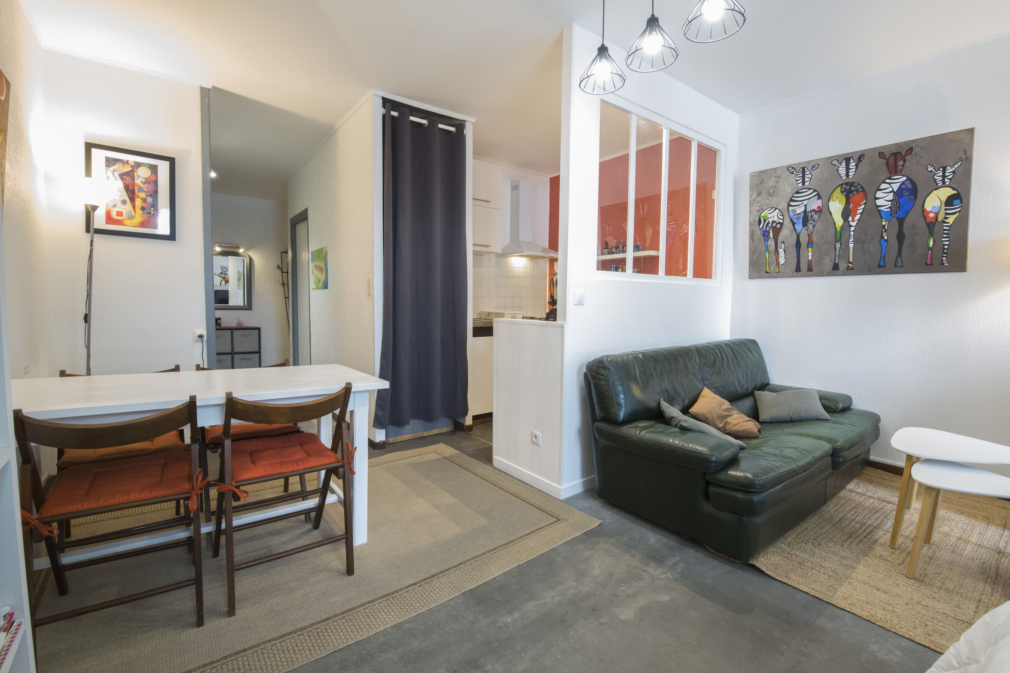 電視、DVD 播放機、書籍、音樂庫