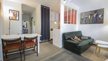 Televisie, een dvd-speler, boeken en een muziekbibliotheek