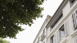 Een straat met gebouwen, een apotheek en een kerk.