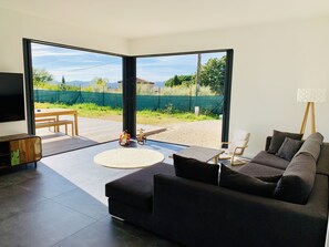 Télévision, jeux vidéo, lecteur de DVD, livres