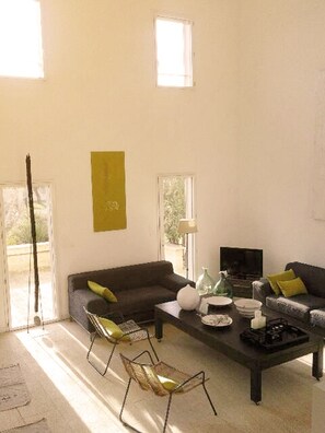 Télévision, cheminée, espaces bureaux