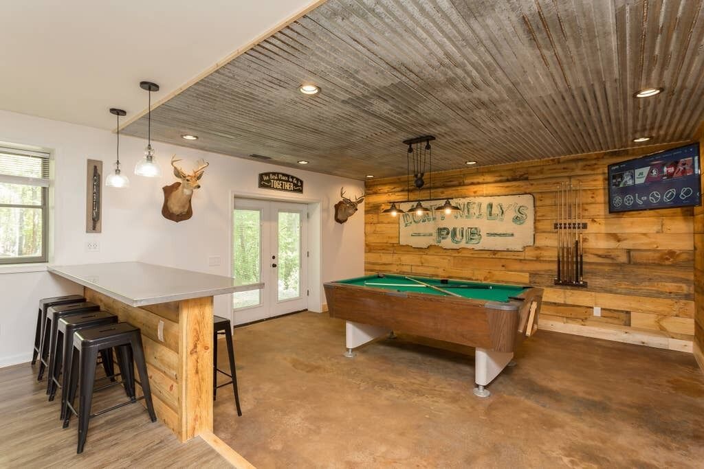 Luxe Designer Cabin Billiards Hot Tub Firetable  Covered Porch with Grill