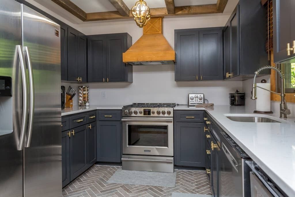 Beautiful Stylish Cabin Hot Tub Community Pool Billiards Covered Porch with Grill/Firetable