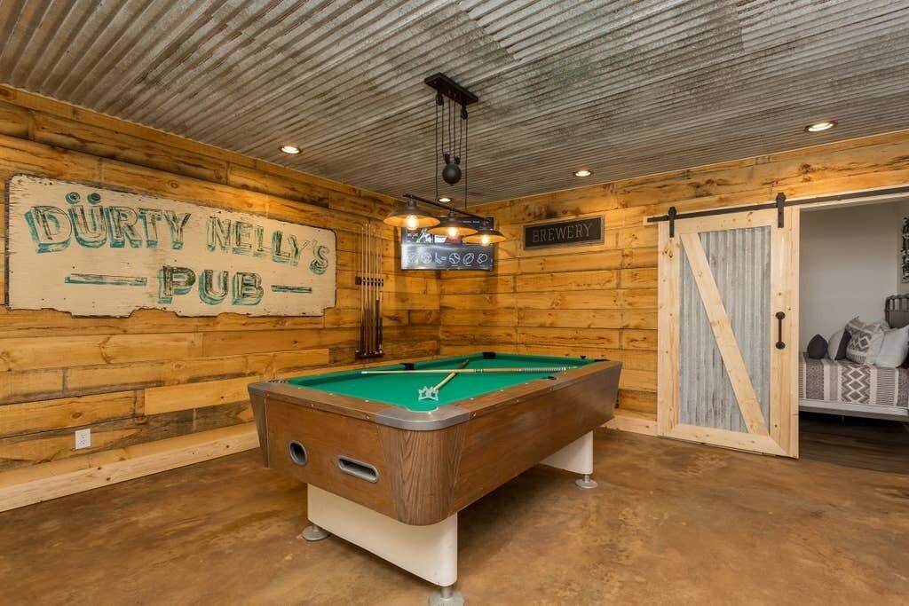 Beautiful Stylish Cabin Hot Tub Community Pool Billiards Covered Porch with Grill/Firetable