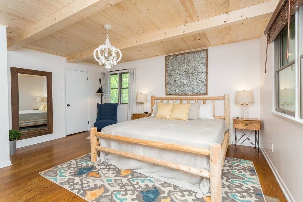 Beautiful Stylish Cabin Hot Tub Community Pool Billiards Covered Porch with Grill/Firetable